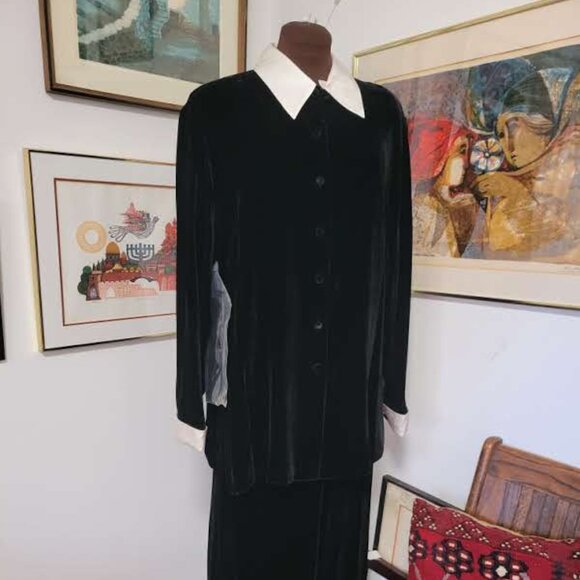 NWT Black Velvet Top and matching Skirt with Ivory Satin Collar Size L - Picture 1 of 9
